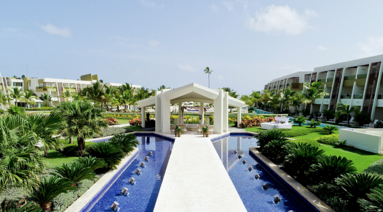 Fountain Gazebo Ceremony Setup — Dreams Onyx