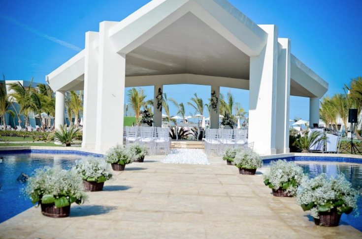 Fountain Gazebo Decorated — Dreams Onyx