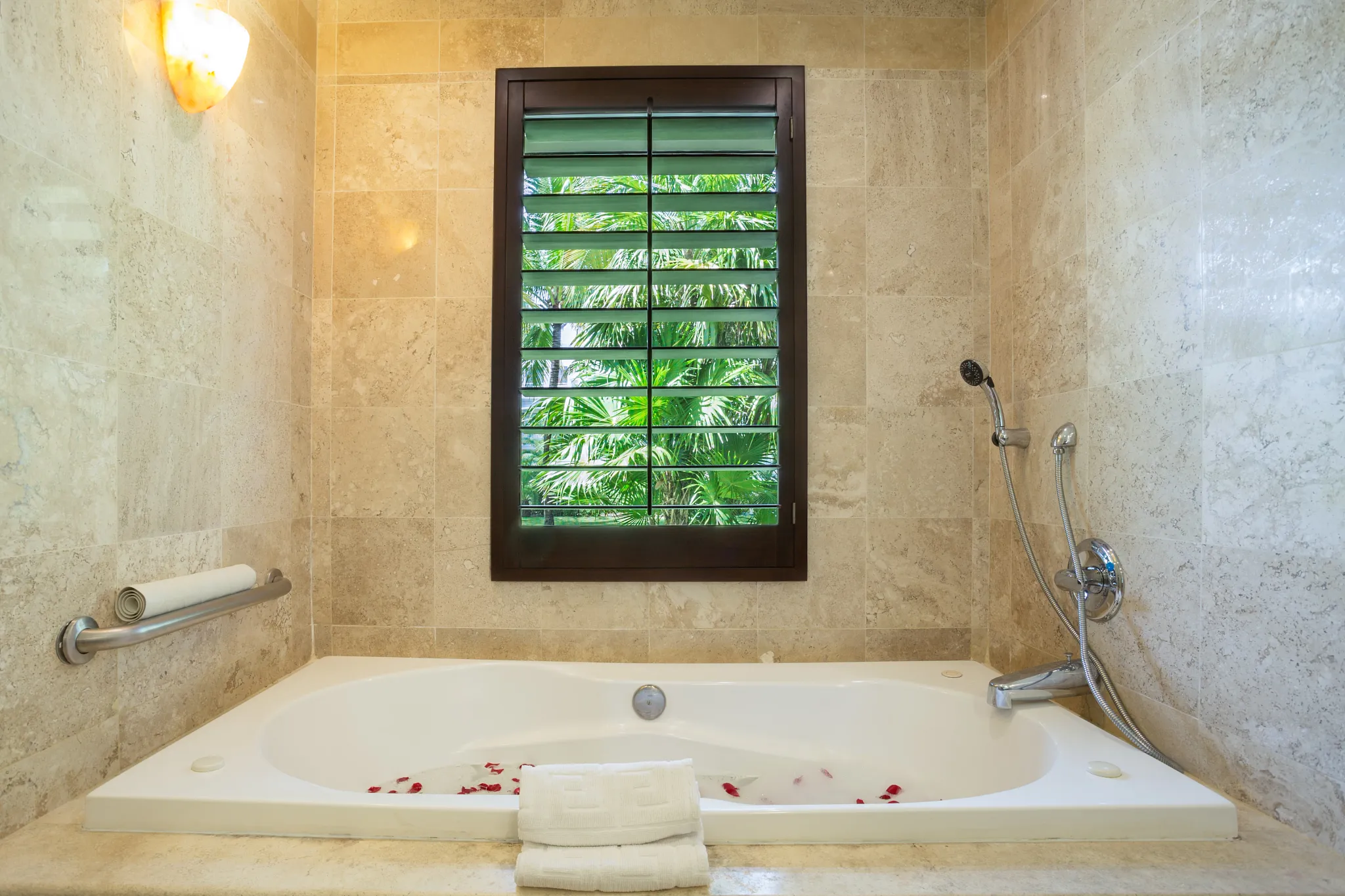 Deluxe Junior Garden View — Soaking Tub