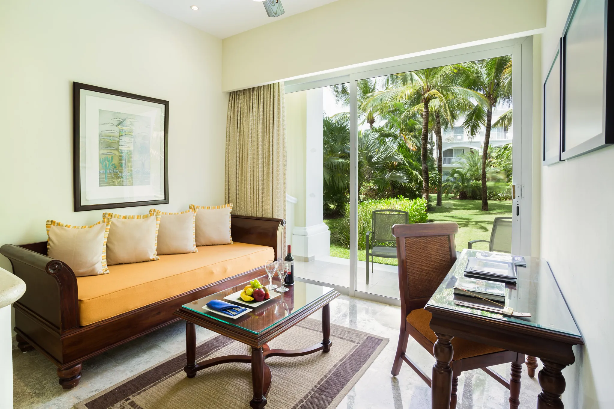 Deluxe Junior Garden View — Living Area