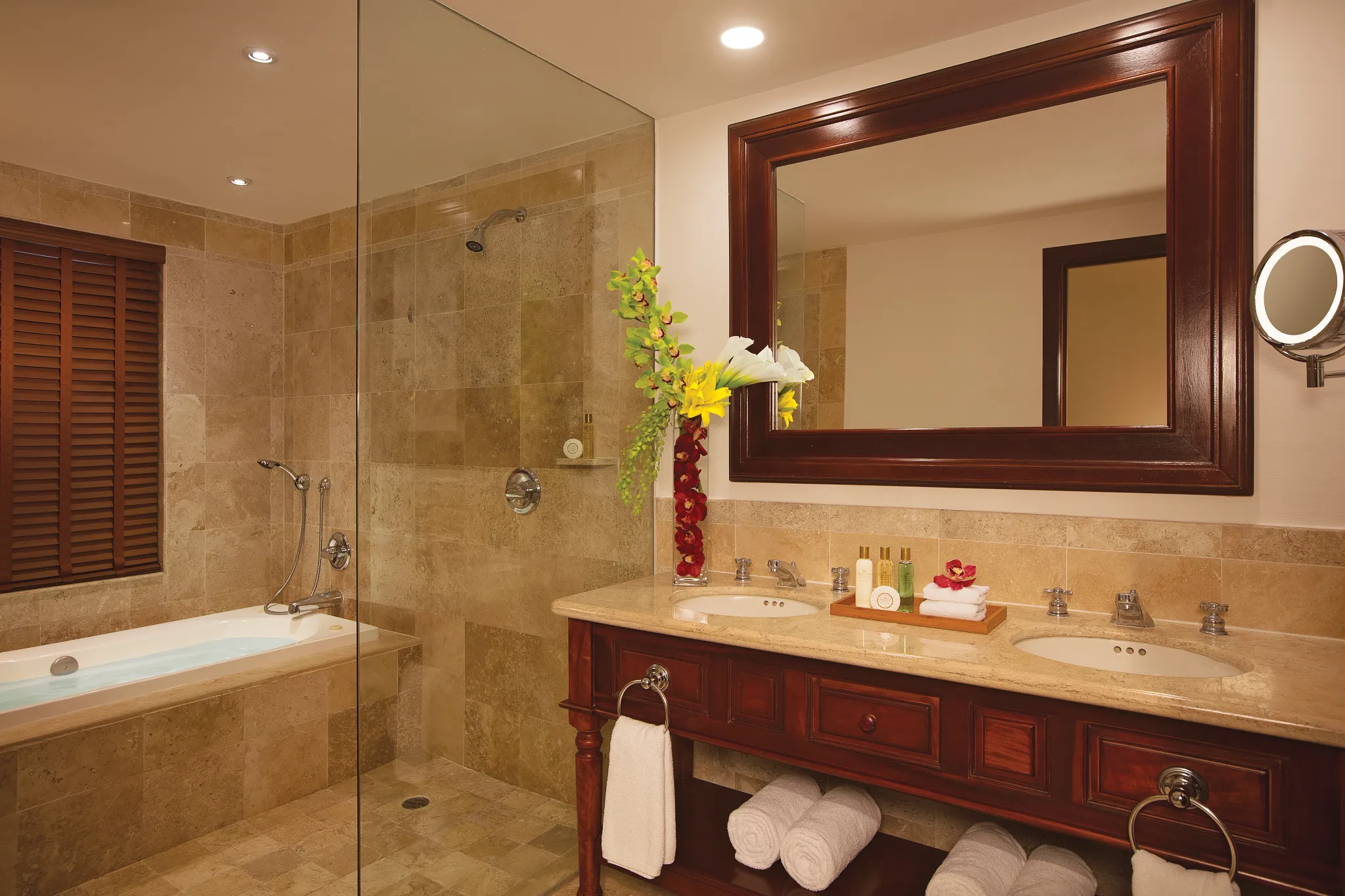 Junior Suite Garden View — Bathroom