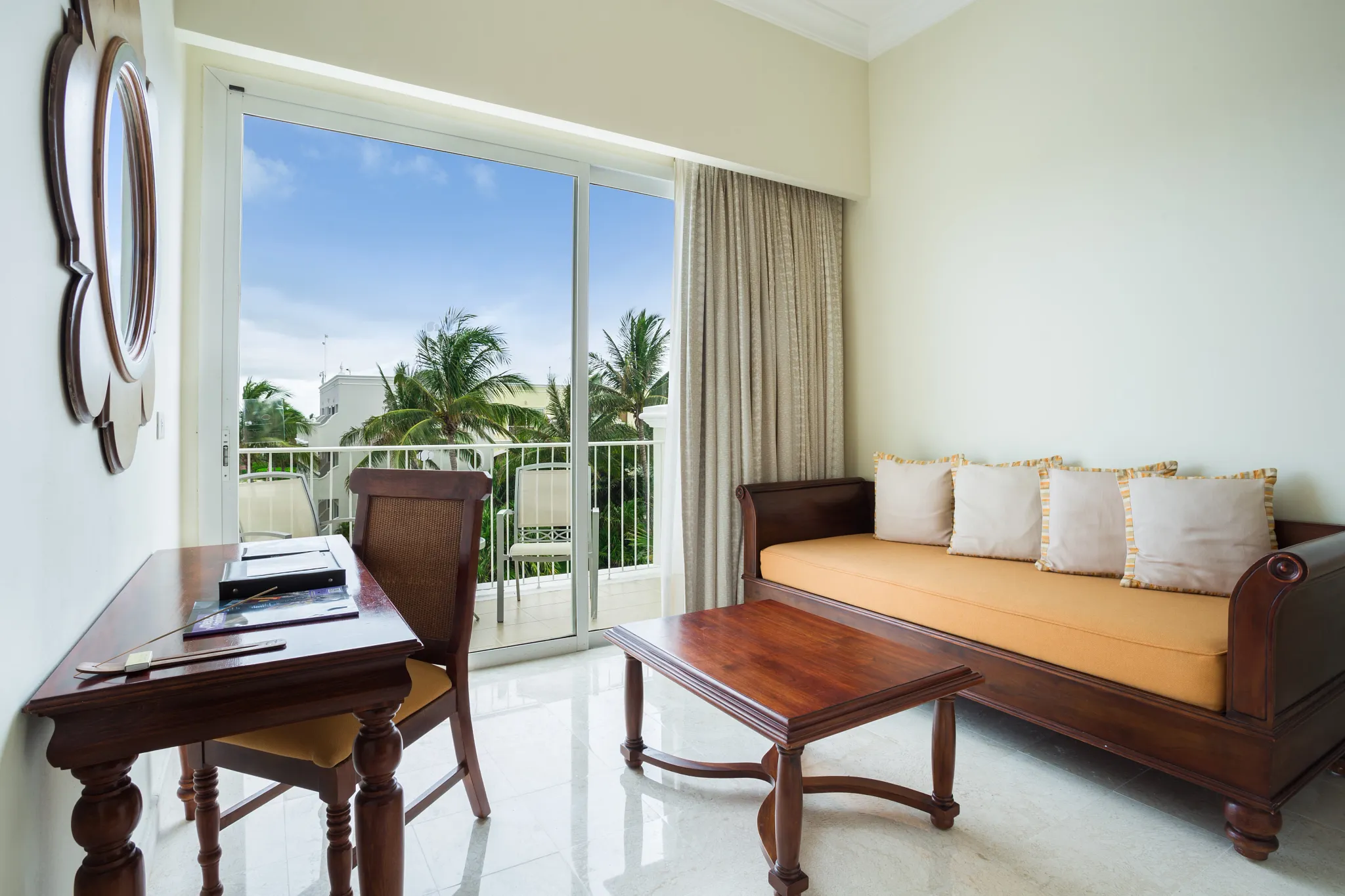 Preferred Club Junior Suite Garden View — Living Area