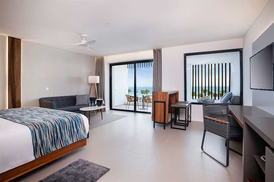 Elegance Club Jr. Suite Ocean Front bedroom