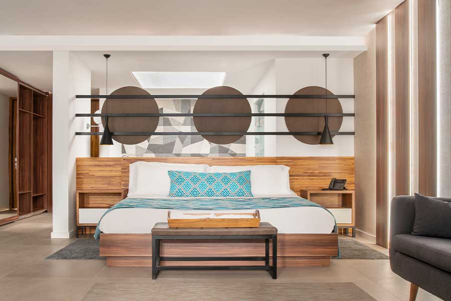 Elegance Club Majestic Jr. Suite Swim-Up bed