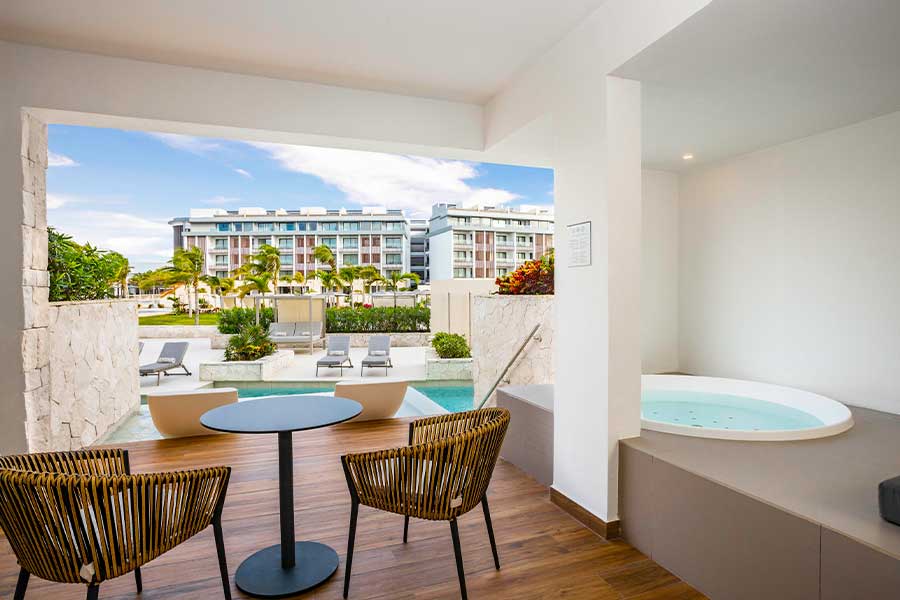 Elegance Club Majestic Jr. Suite Swim-Up jacuzzi