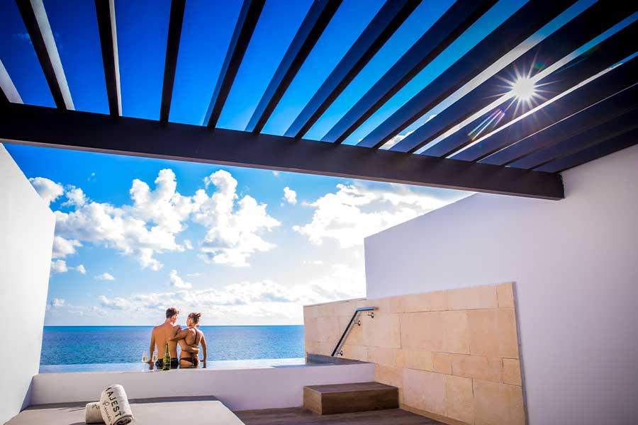 Elegance Club Plunge Pool Suite Ocean Front couple