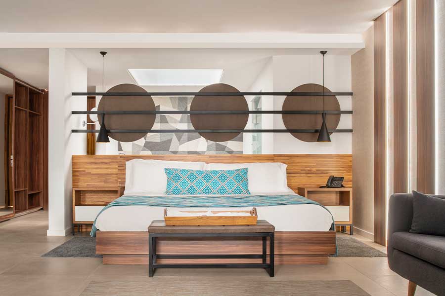 Majestic Jr. Suite Swim-Up bed