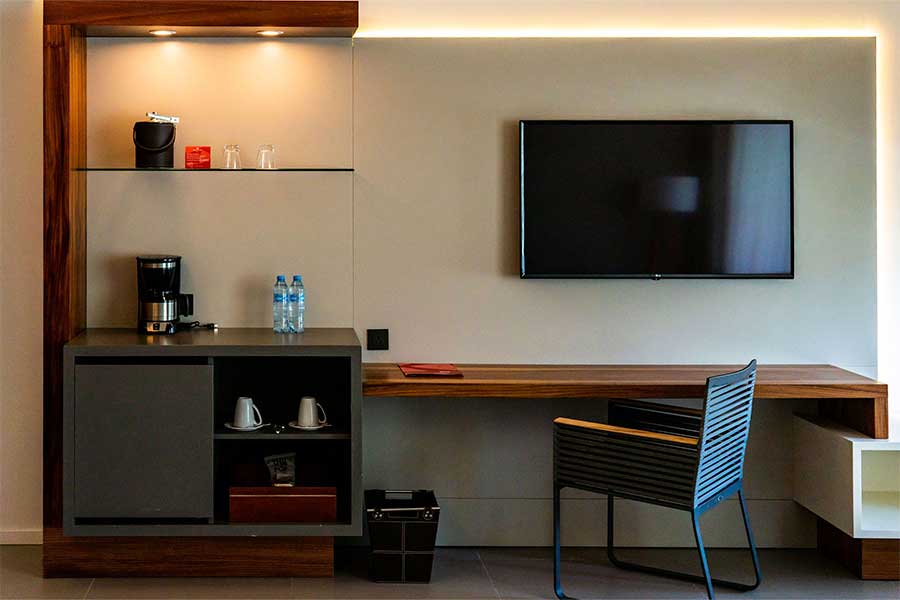 Majestic Jr. Suite Swim-Up desk