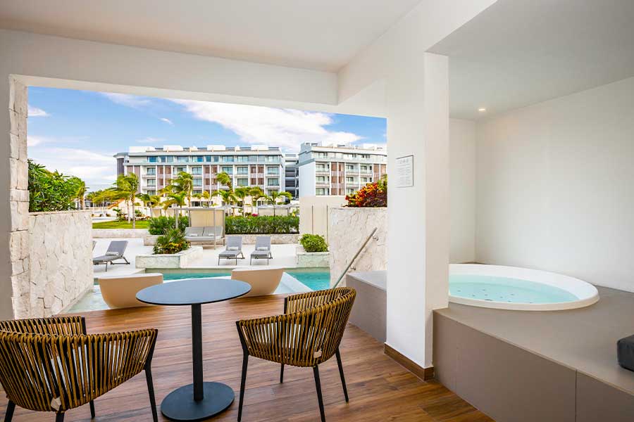 Majestic Jr. Suite Swim-Up jacuzzi area
