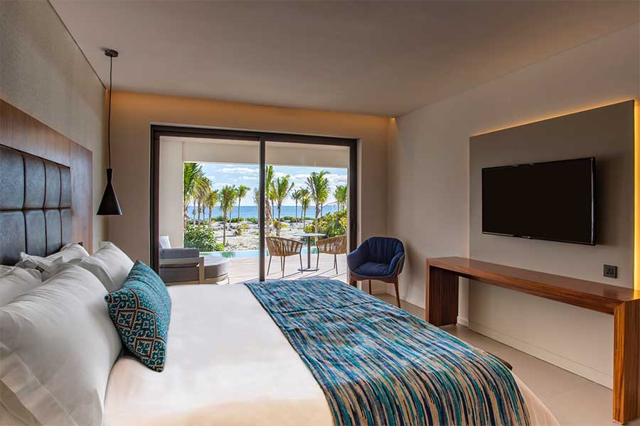 Swim-Up Suite bedroom