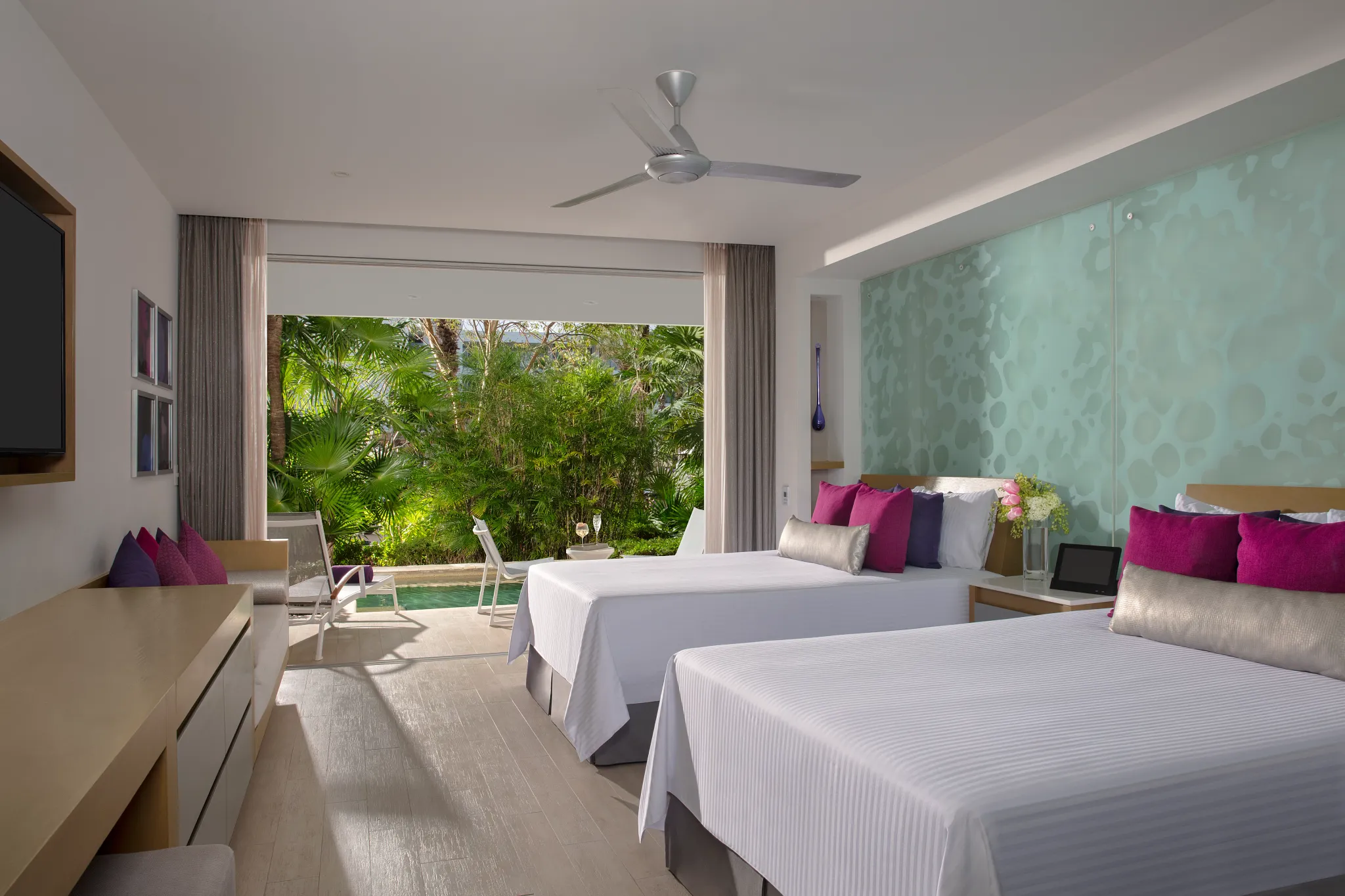xcelerate Junior Suite Swim Out Tropical View — king bed