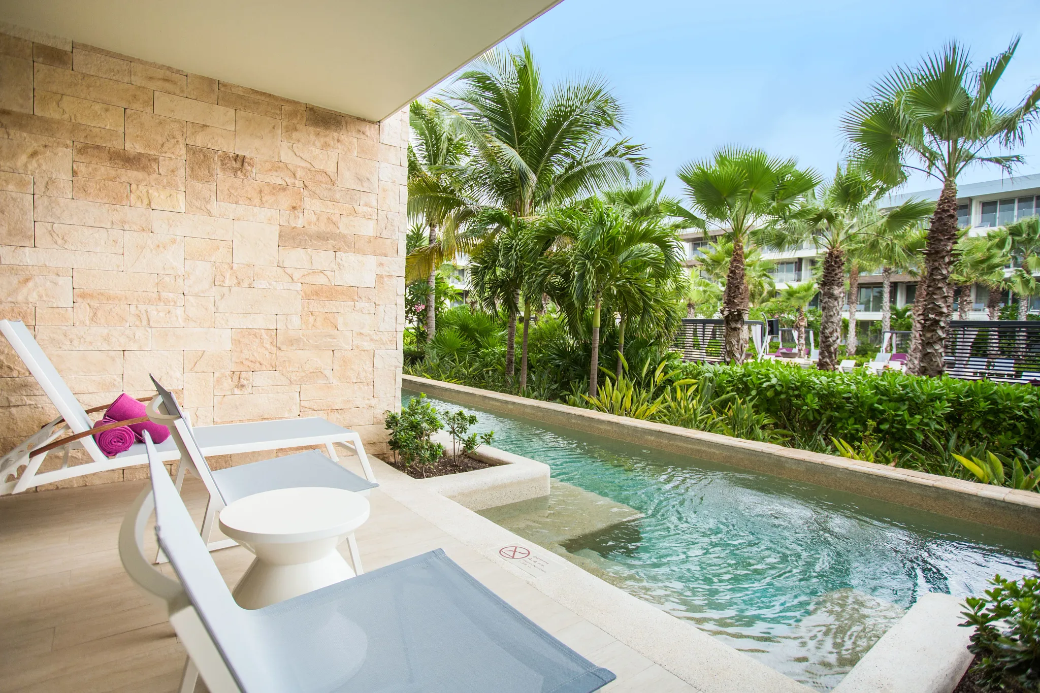 xcelerate Junior Suite Swim Out Tropical View — double beds