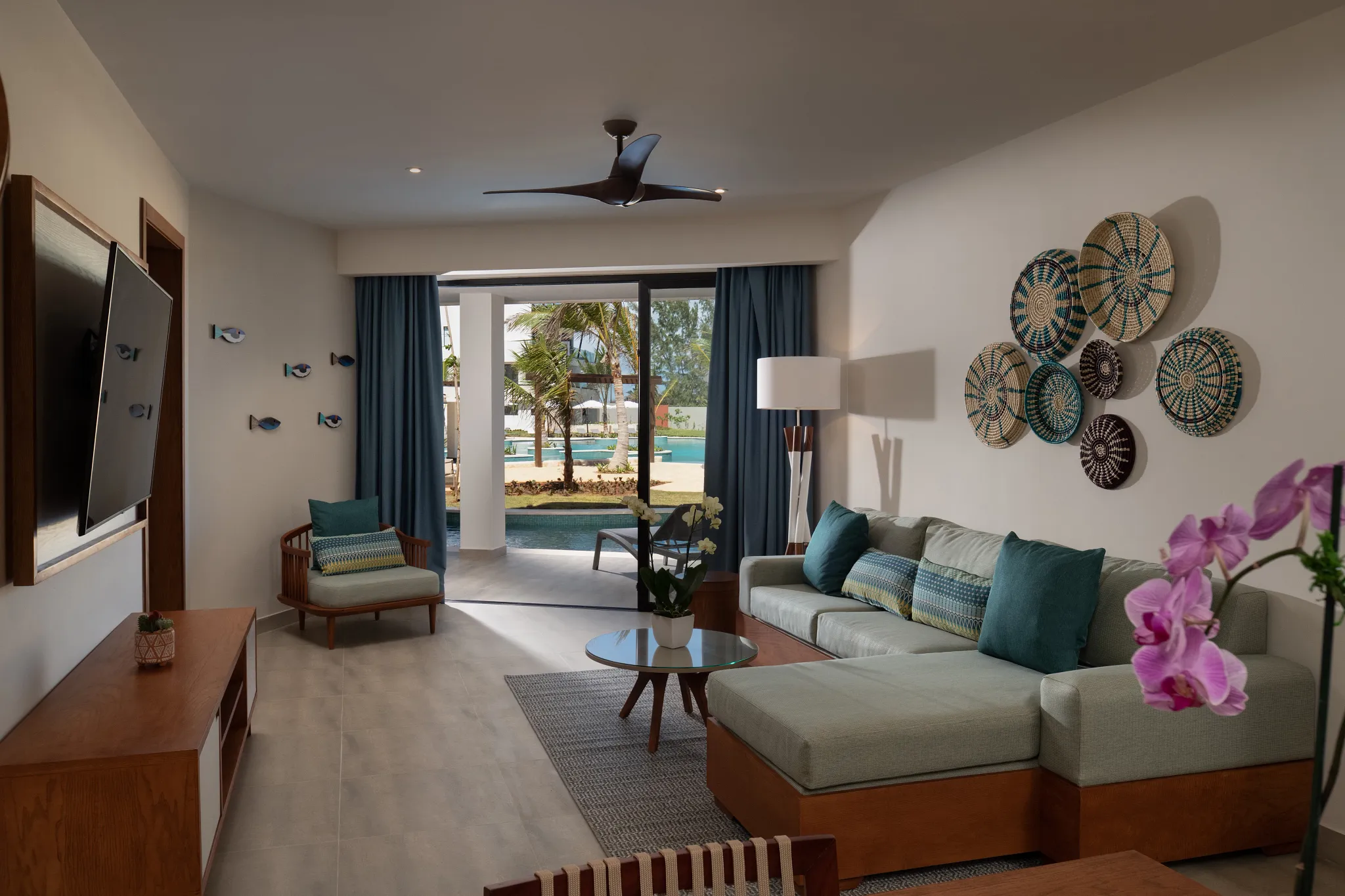 Preferred Club Master Suite Swim-Out Ocean Front Living — Dreams Macao Beach