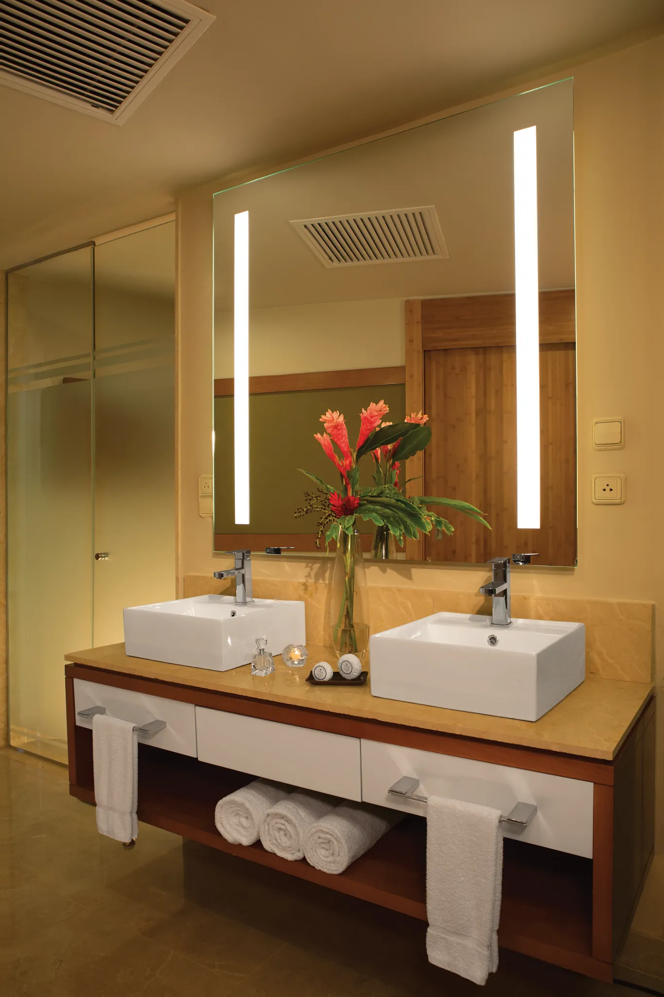 Preferred Club Junior Suite Ocean View Bathroom — Dreams Onyx