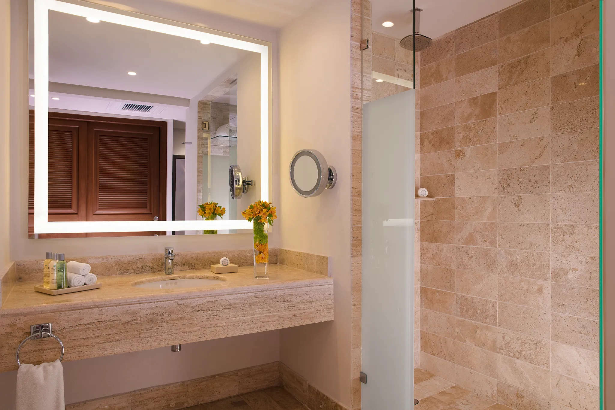 Junior Suite Tropical View Bathroom — Dreams Sapphire