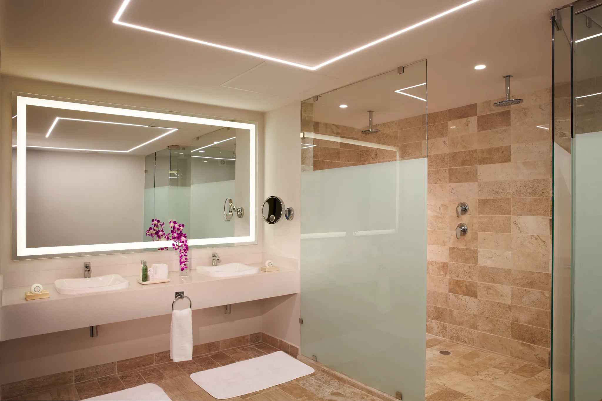 Preferred Club Master Suite Swim Out Bathroom — Dreams Sapphire