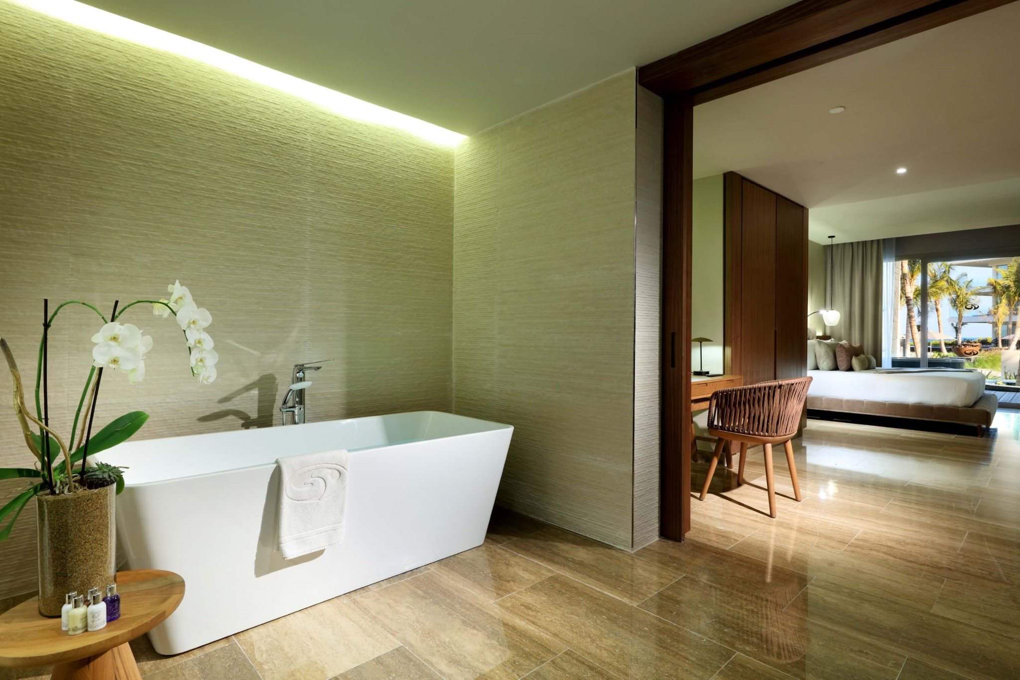 Family Suite Beachside bathroom