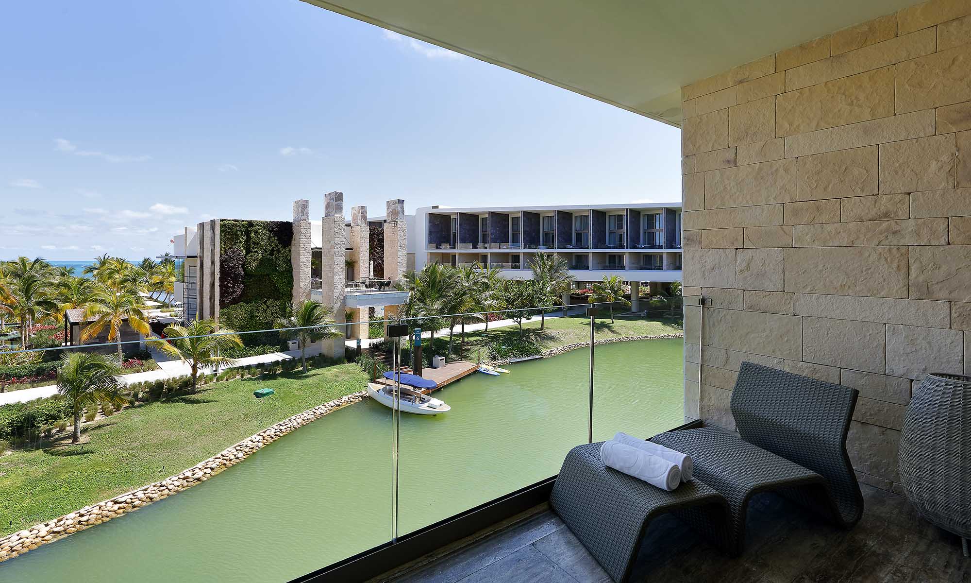 Junior Suite Garden / Lagoon View interior