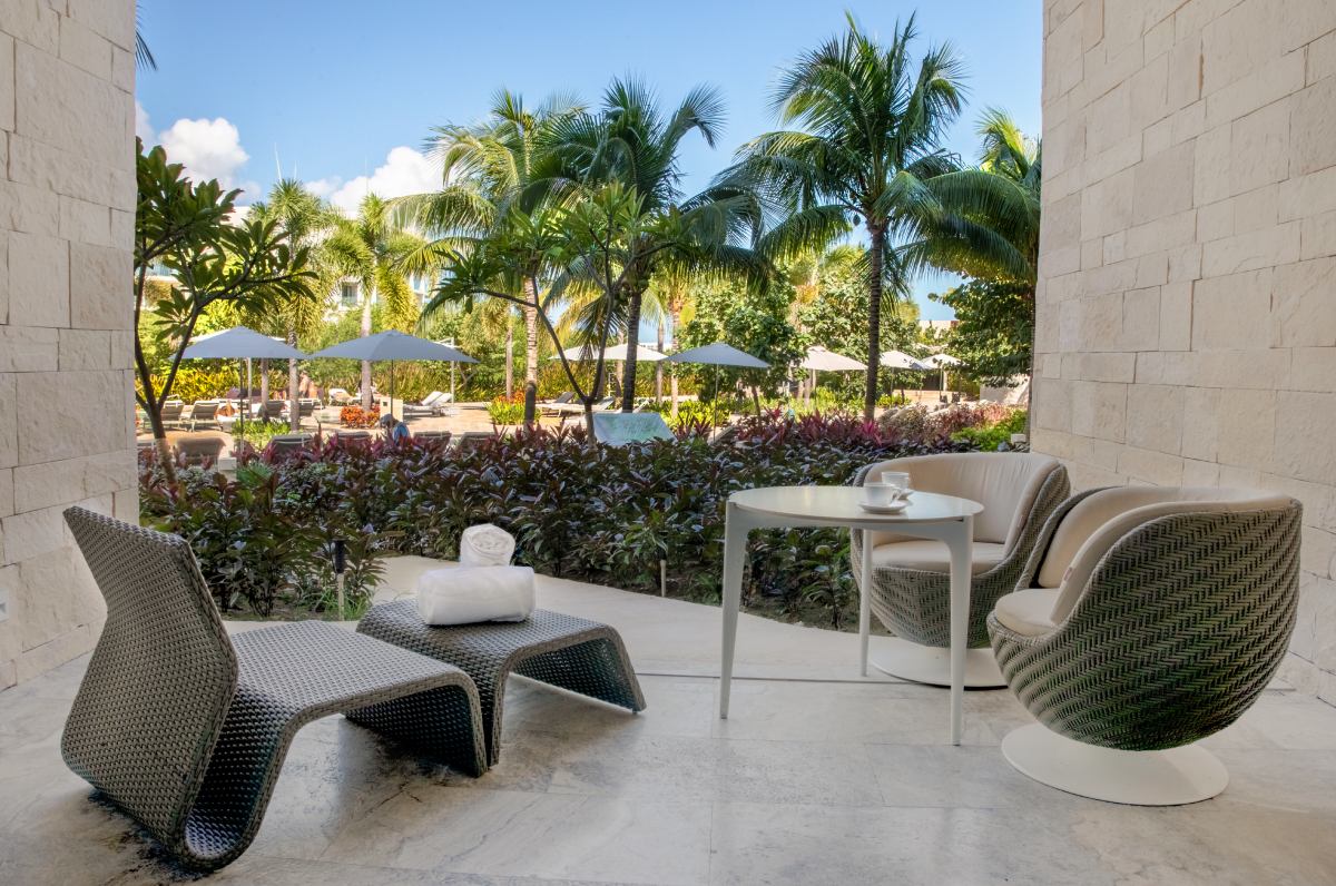 Junior Suite Beachside terrace detail