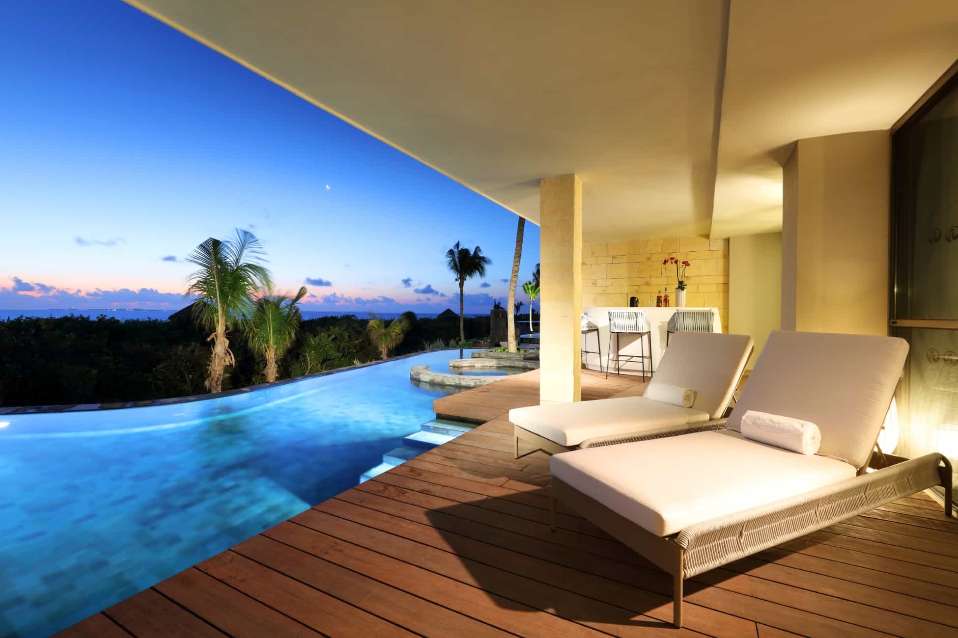 Junior Suite Swim Up at dusk