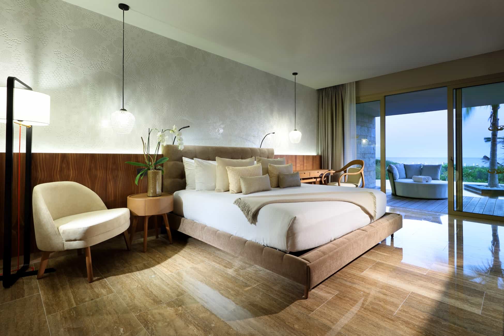 Junior Suite Swim Up king bed