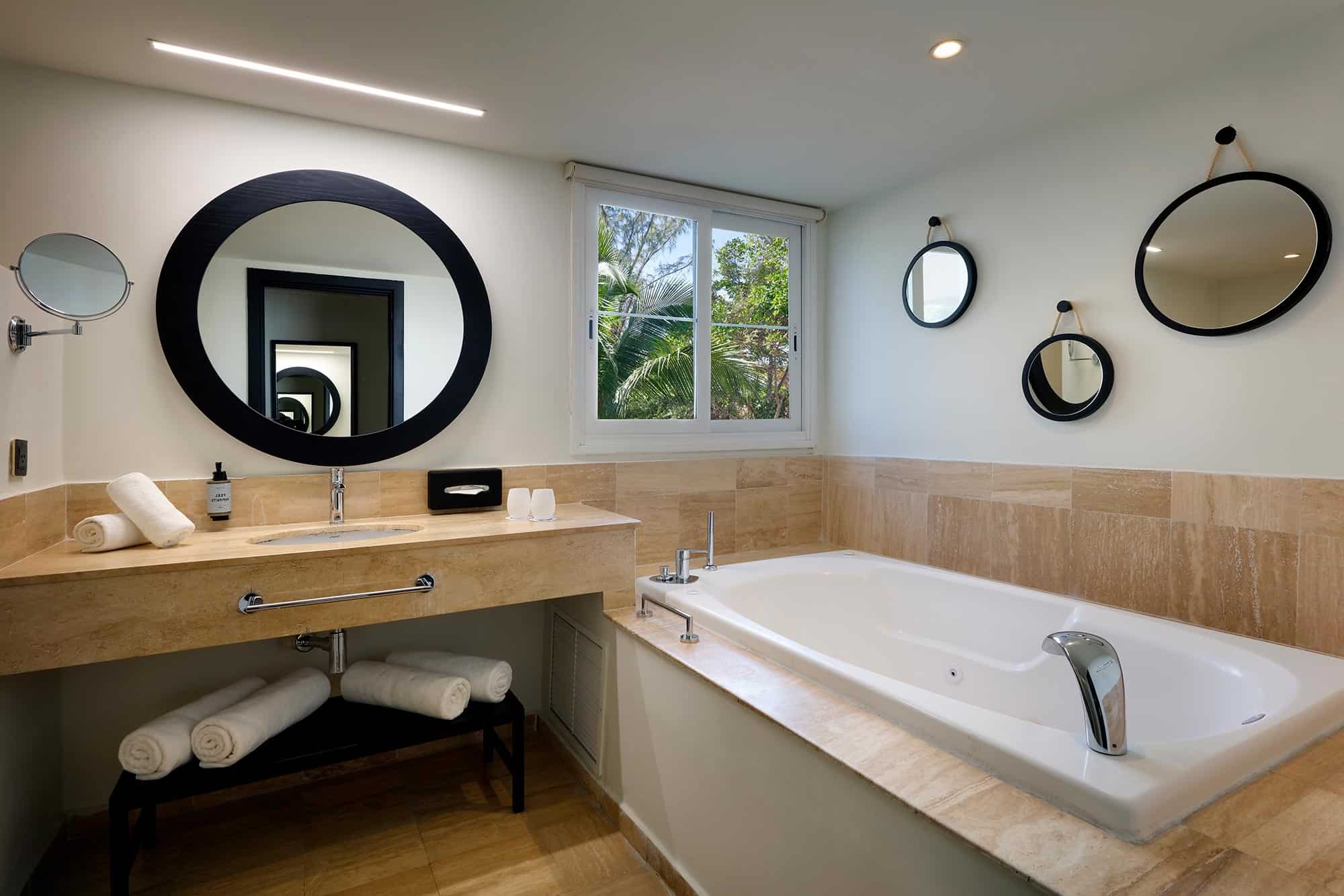 Suite Oceanfront View Bathroom — Grand Palladium Jamaica
