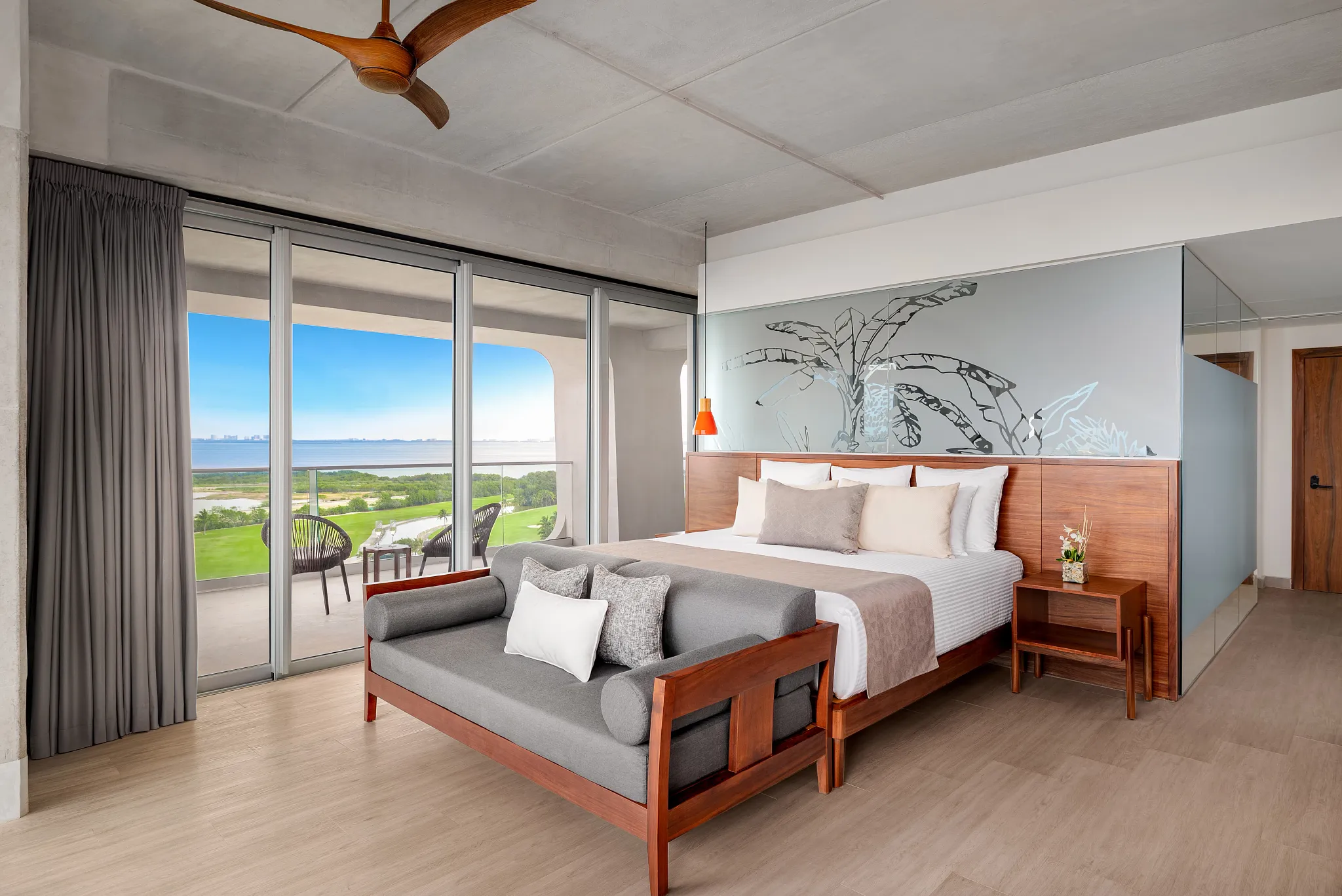 Vantage Club Corner Suite Bay View — Hyatt Vivid Grand Island