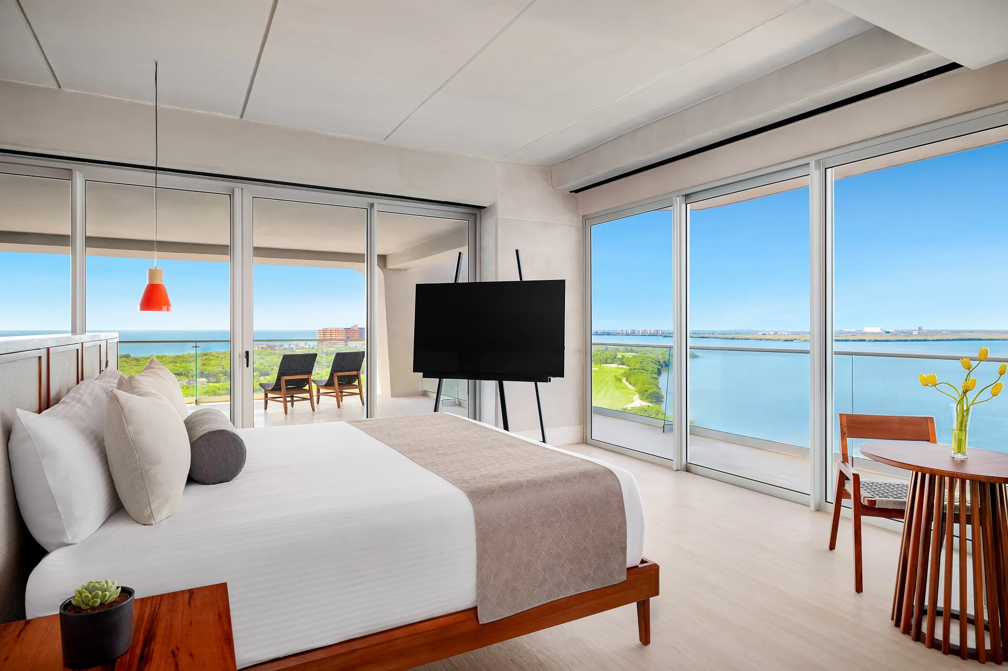 Vantage Club Master Suite Bay View — Hyatt Vivid Grand Island