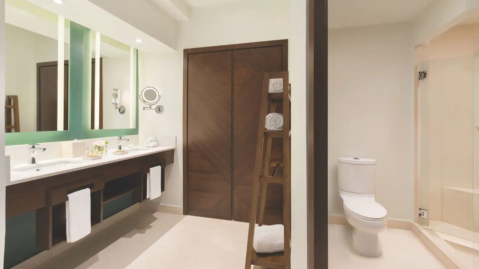 Junior Suite Oceanfront bathroom