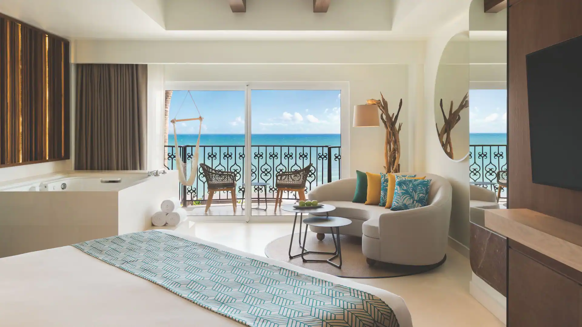 Junior Suite Oceanfront king bed