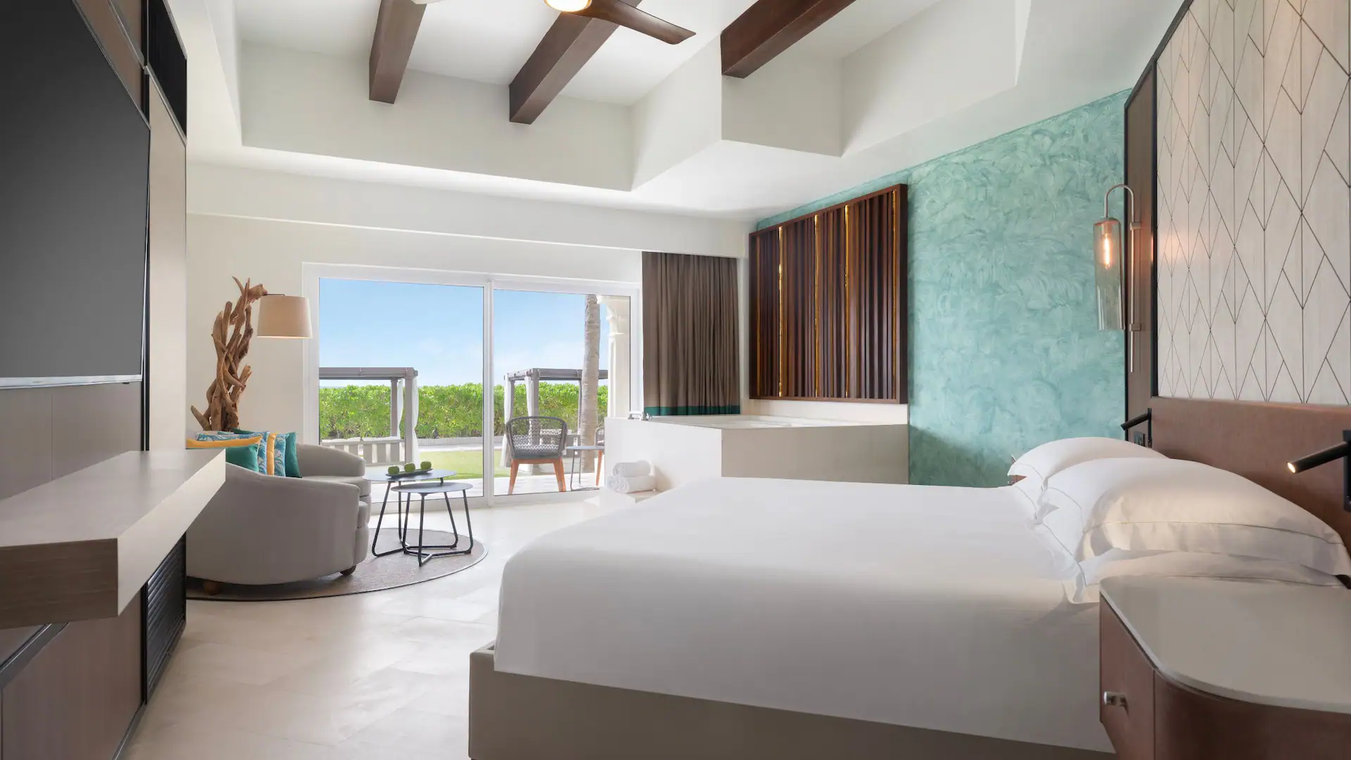 Junior Suite Oceanfront Walk-Out king bed