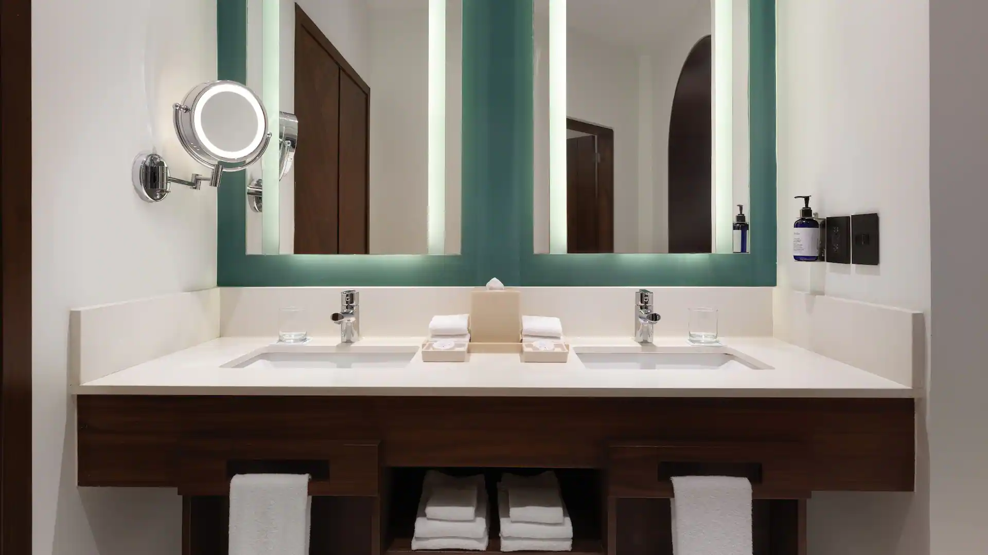 Junior Suite Swim-Up bathroom