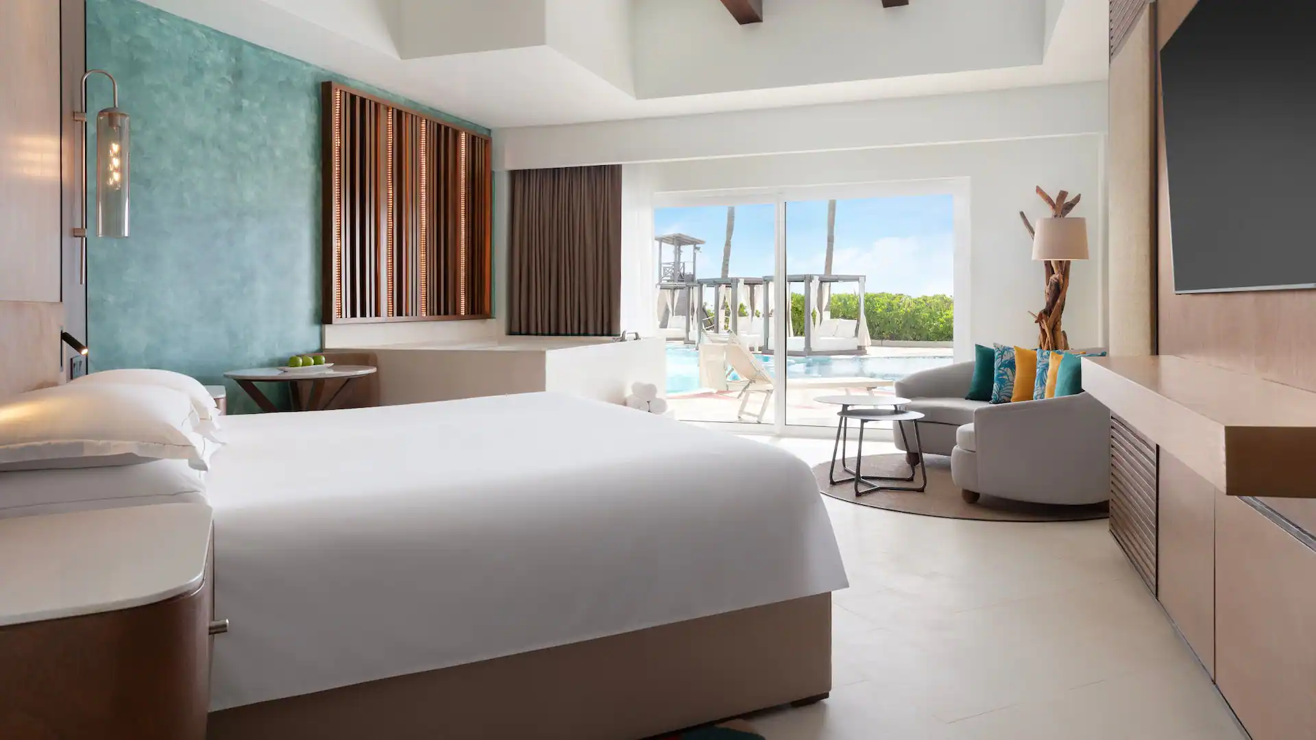 Junior Suite Swim-Up Oceanfront king bed