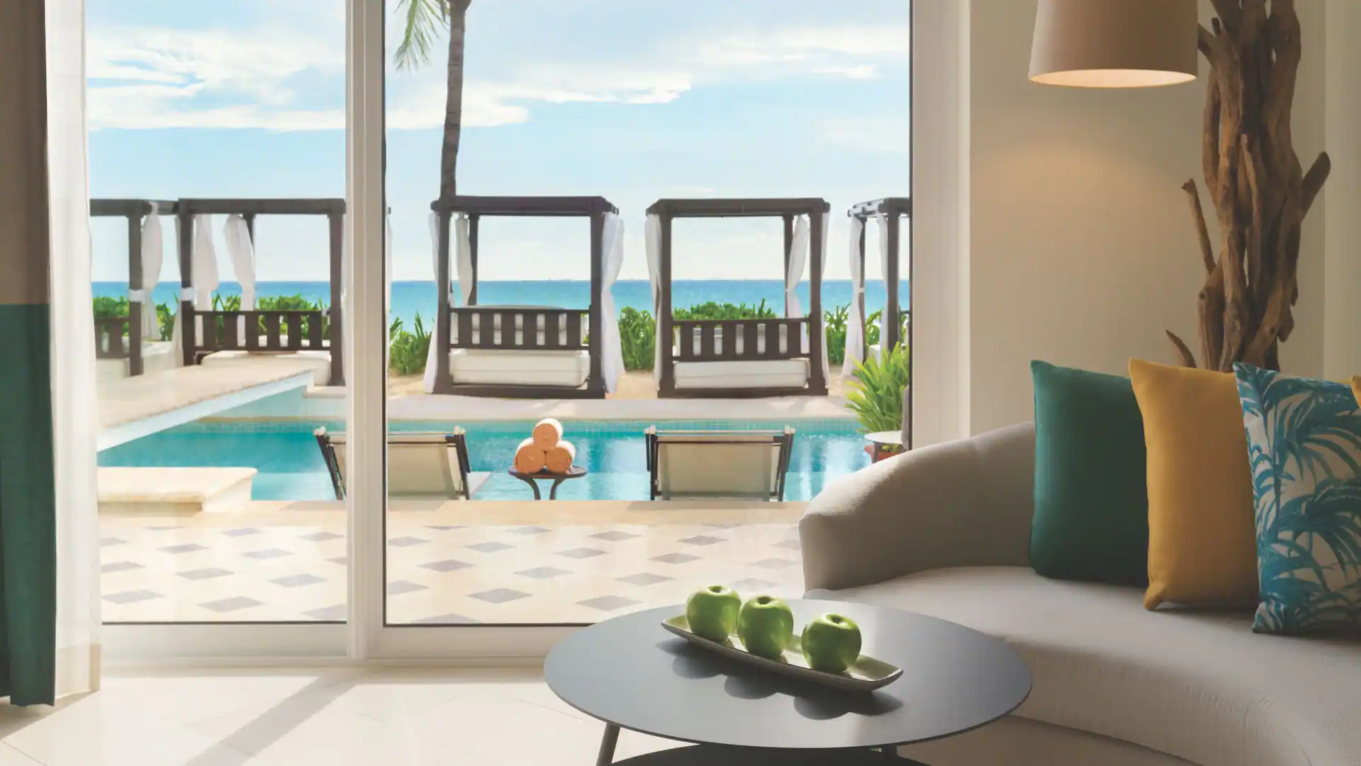 Junior Suite Swim-Up Oceanfront pool