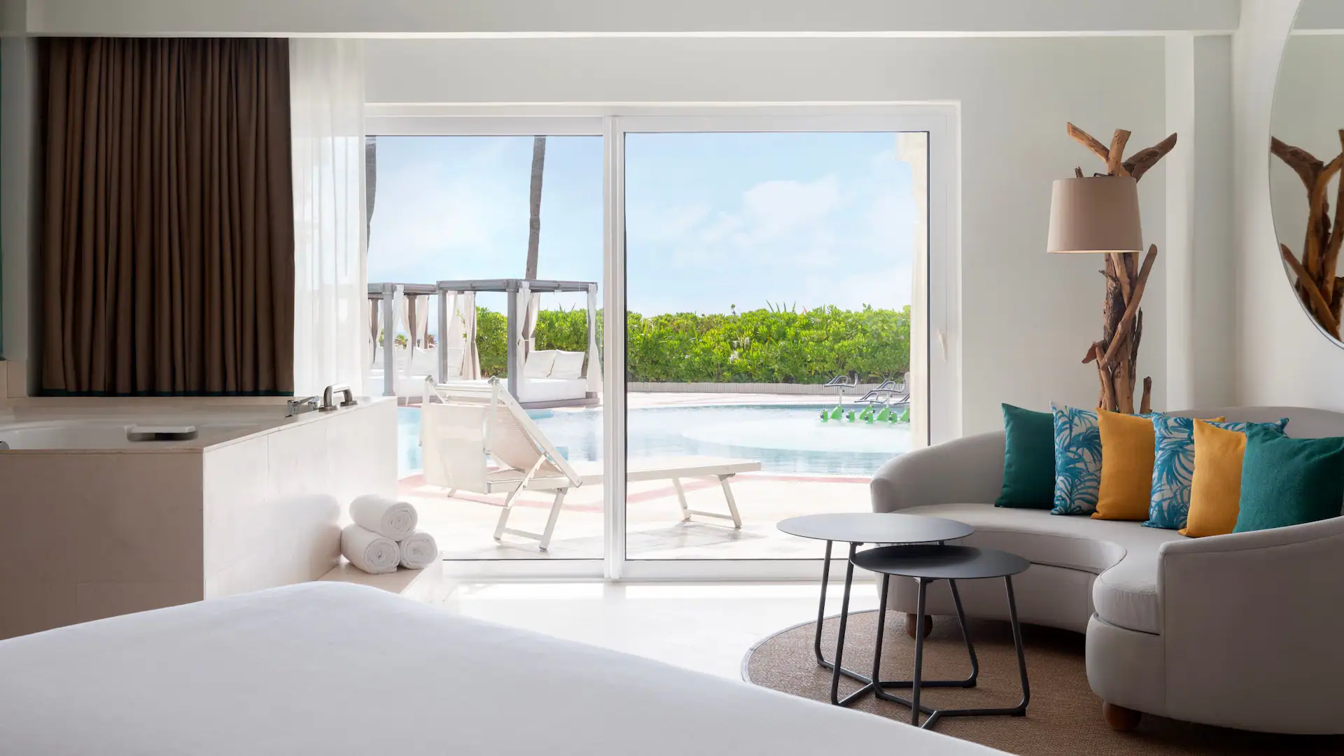 Junior Suite Swim-Up Oceanfront exterior