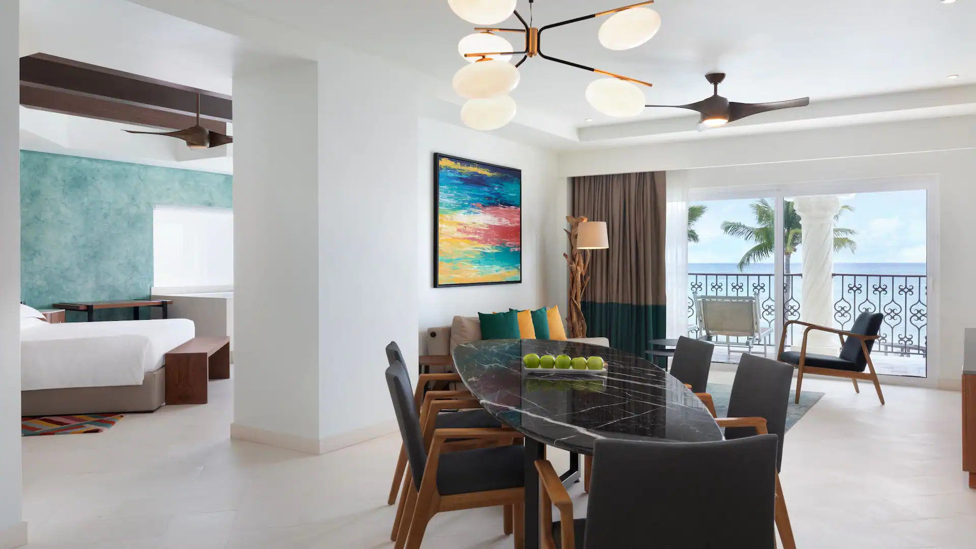 One-Bedroom Suite Oceanfront dining area
