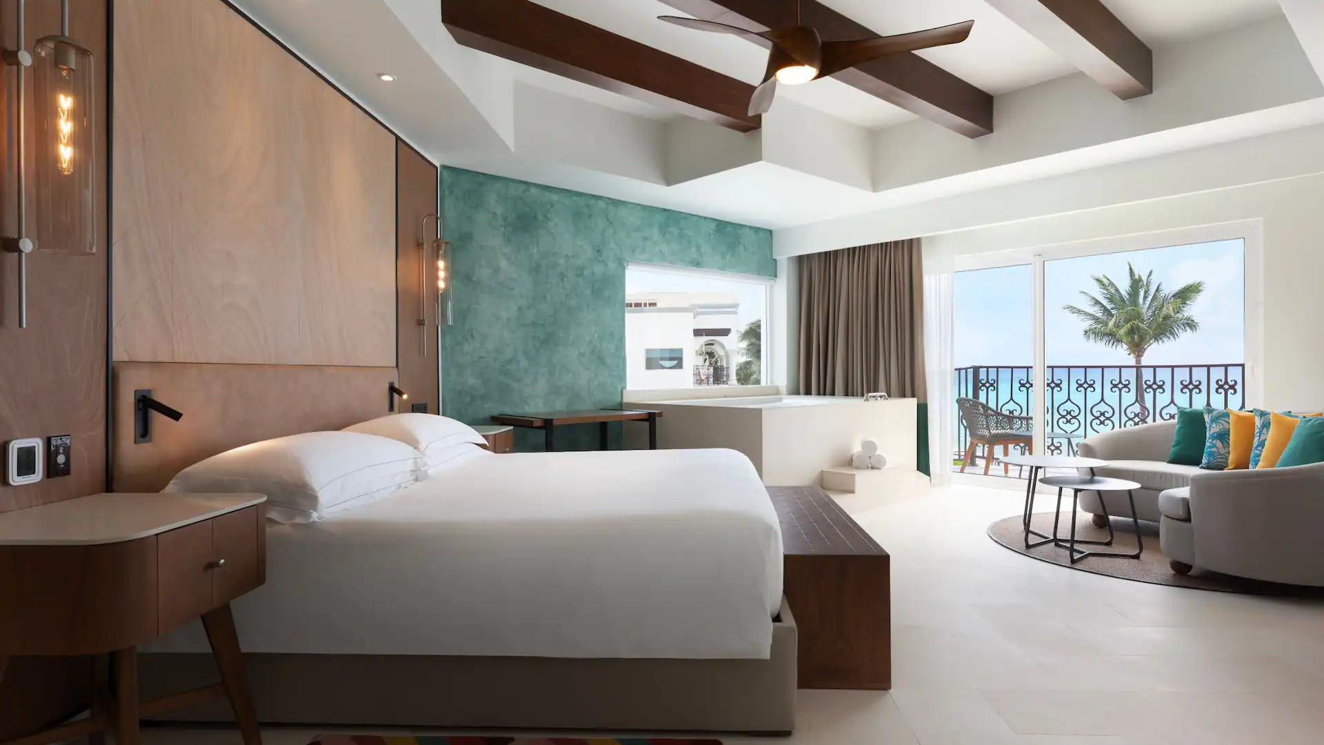 One-Bedroom Suite Oceanfront king bed