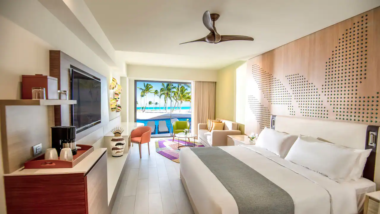 Club Ocean Front Junior Suite Swim Up King — Hyatt Ziva Cap Cana
