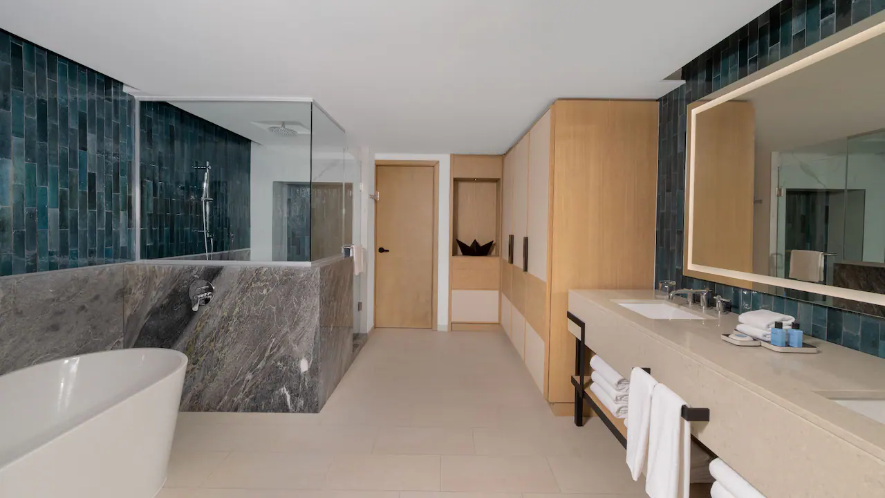 Club Premium Ocean View One Bedroom Master Suite Bathroom — Hyatt Ziva Los Cabos