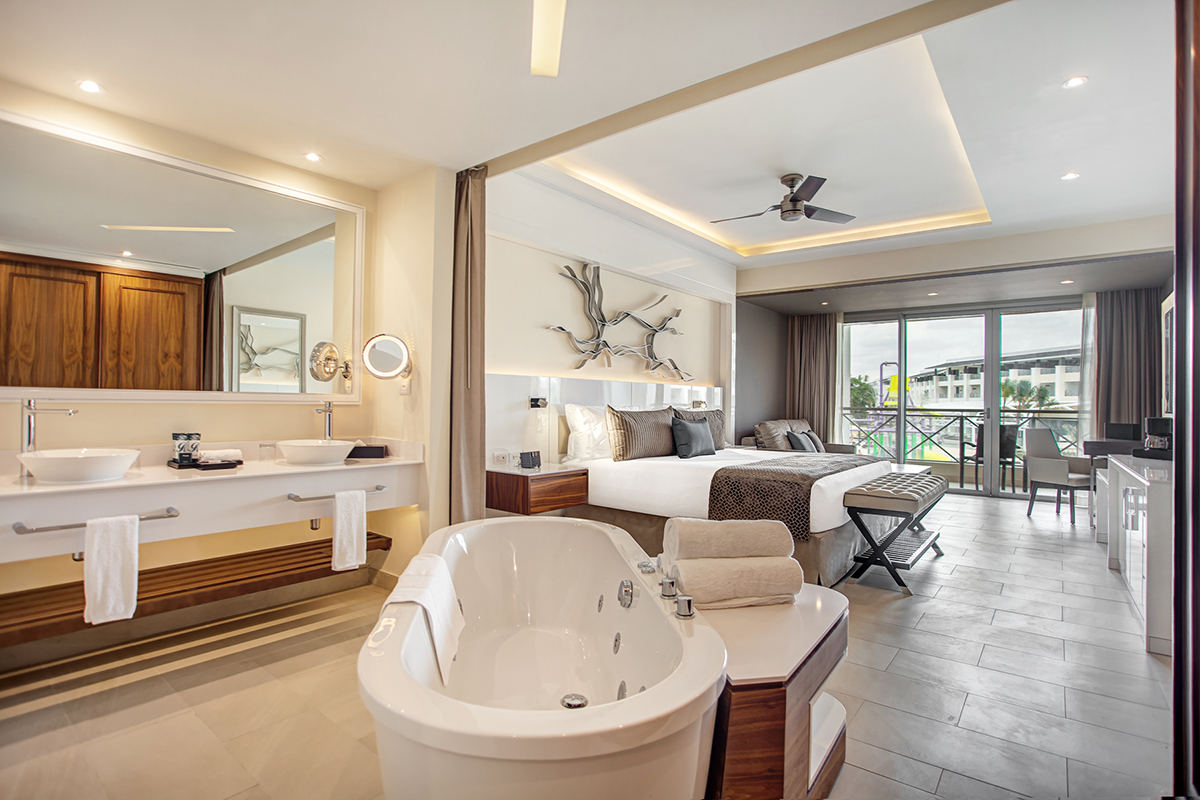 Luxury Junior Suite bathroom