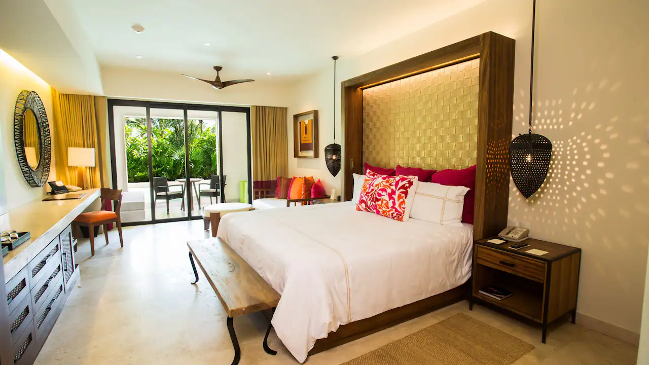 Preferred Club Junior Suite Swim Out King — Secrets Akumal