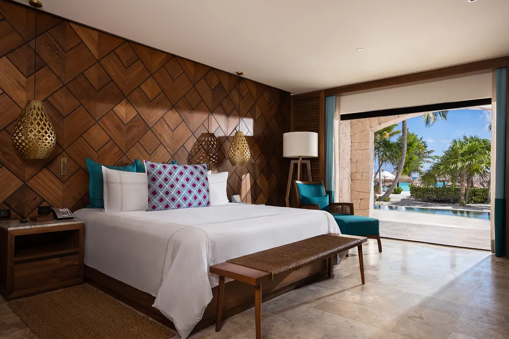 Preferred Club Governor Suite Swim Out king bed — Secrets Maroma Beach