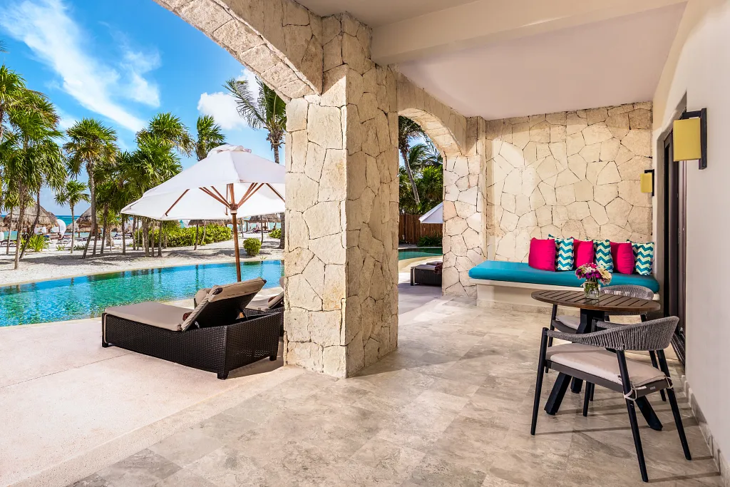 Preferred Club Governor Suite Swim Out patio — Secrets Maroma Beach