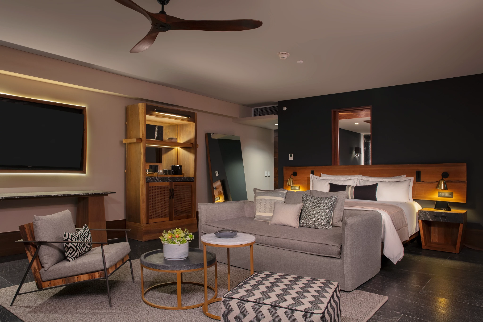 Preferred Club Paramount Suite Ocean View king bed — Secrets Moxché