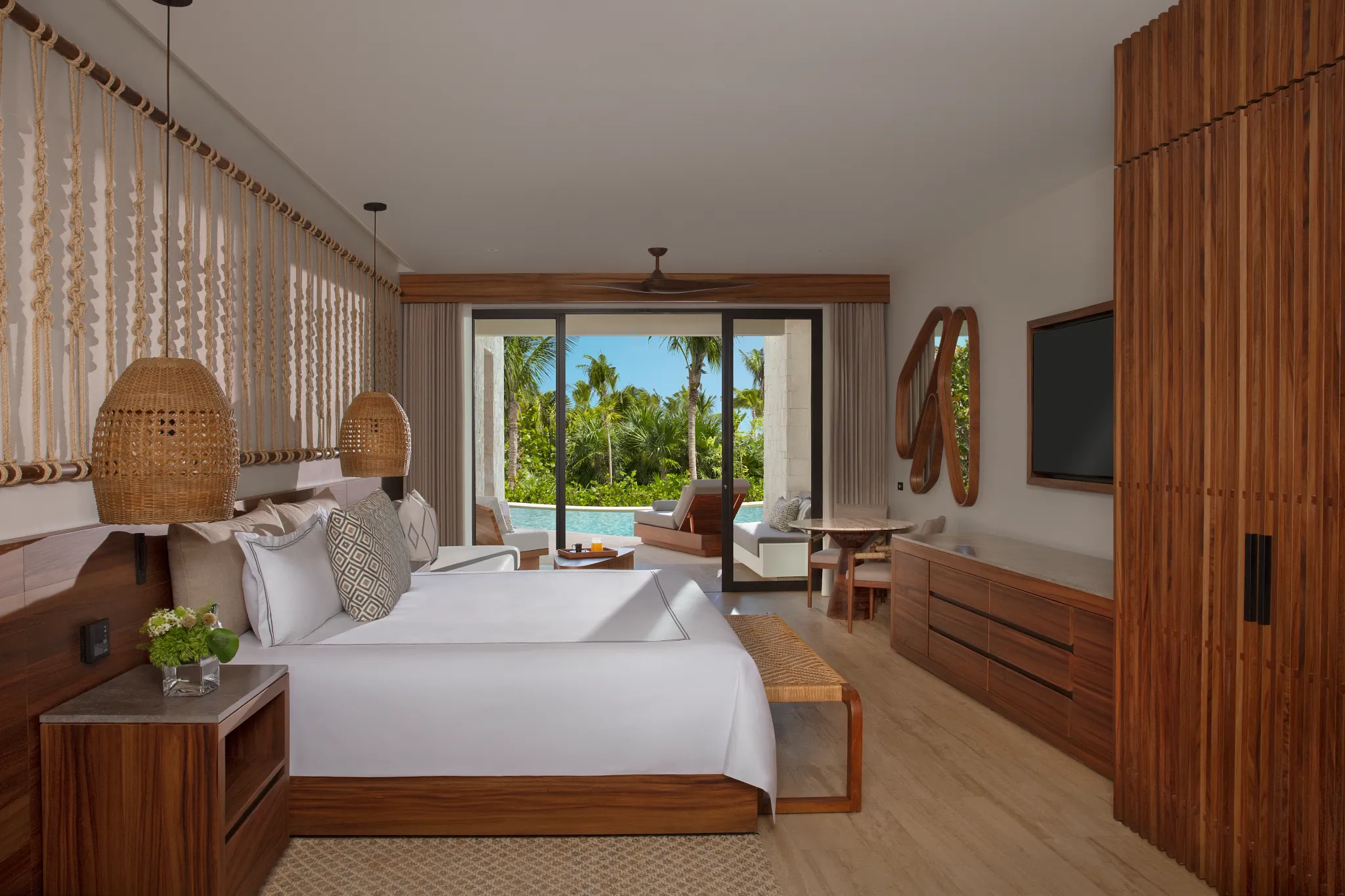 Preferred Club Junior Suite Swim Out King Bed