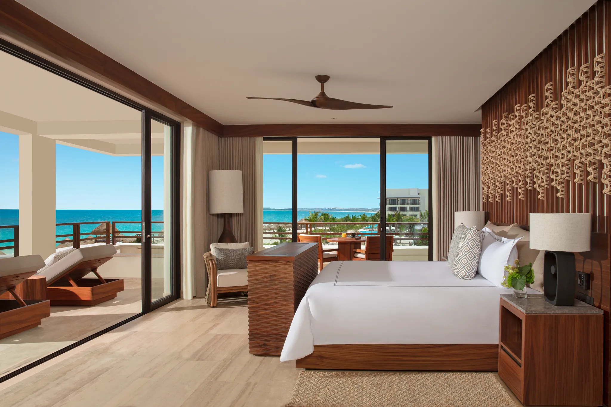 Preferred Club Master Suite Corner Ocean Front King Bed