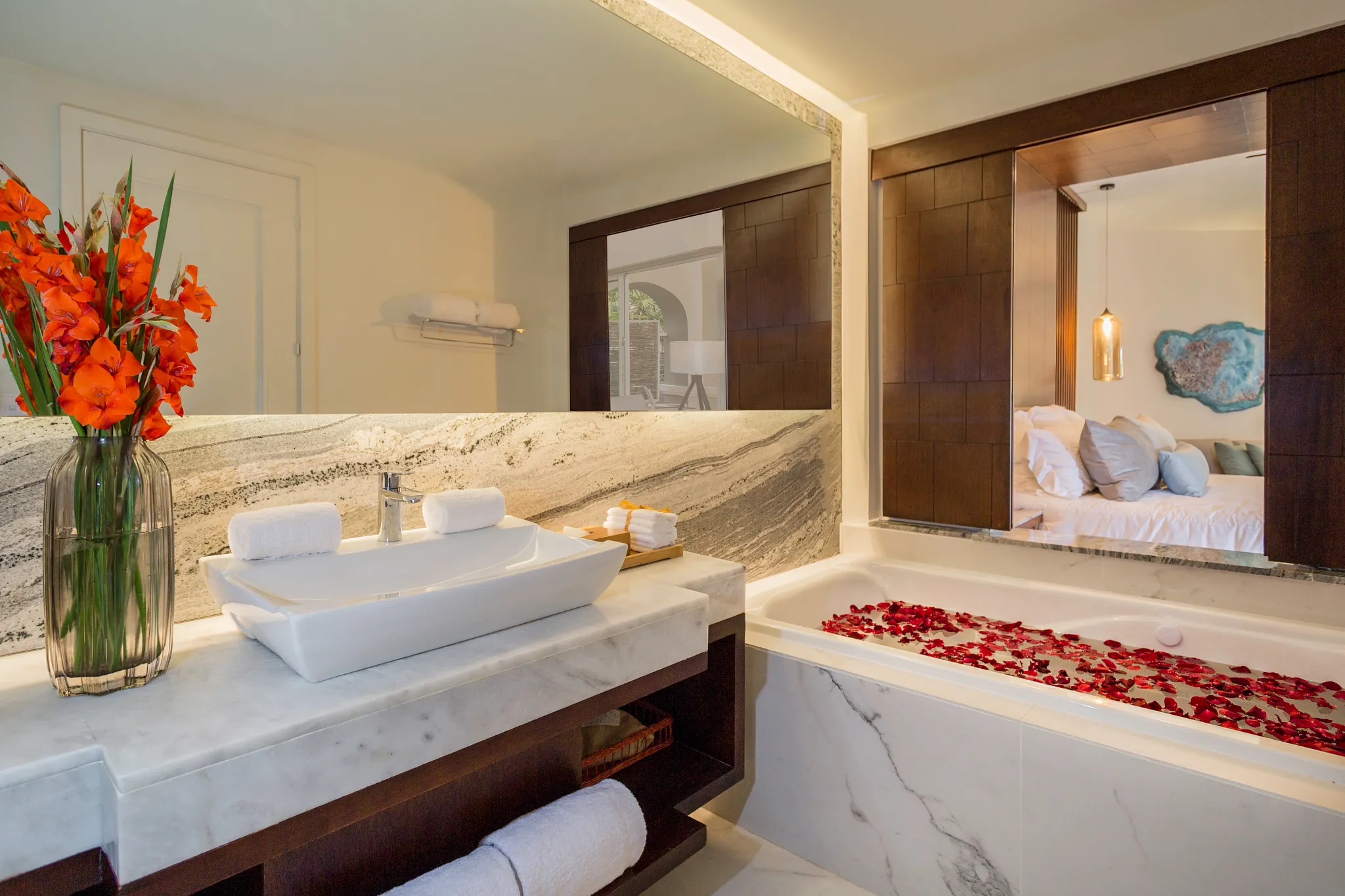 Junior Suite Private Pool bathroom