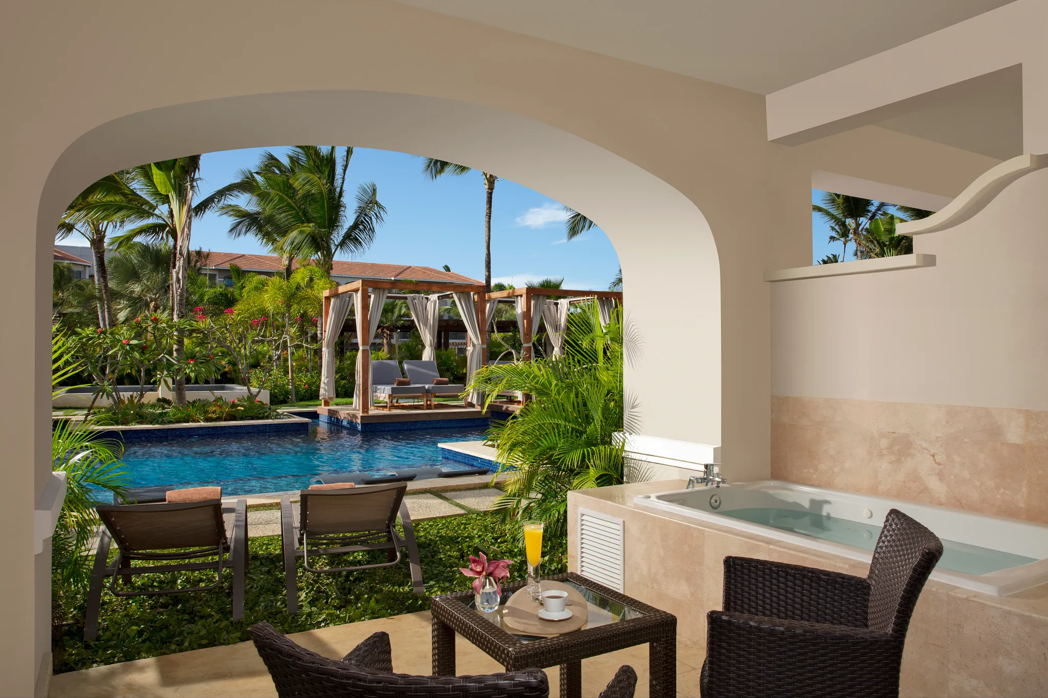 Preferred Club Junior Suite Swim Up terrace — Secrets Royal Beach Punta Cana