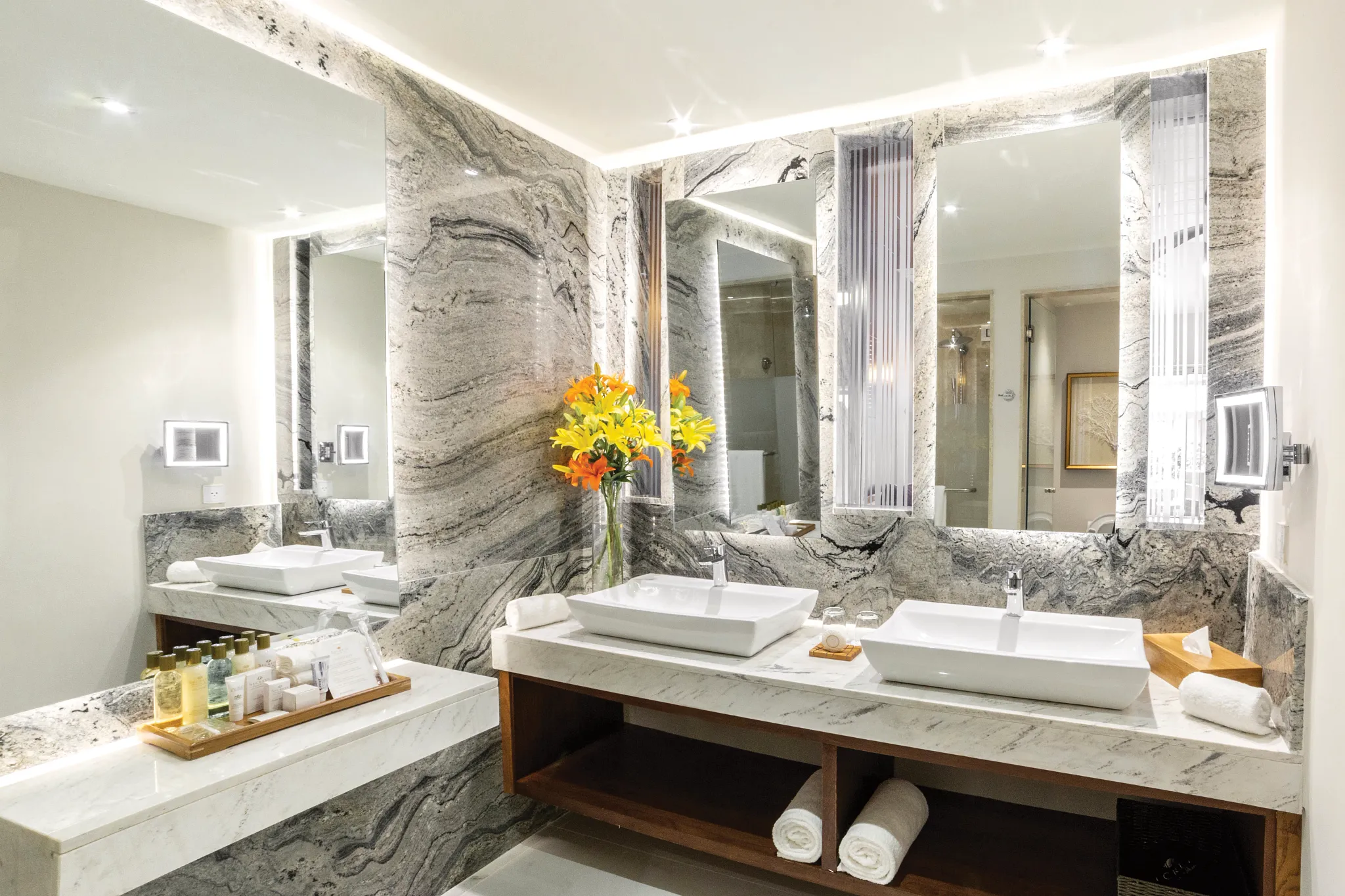 Preferred Club Master Suite Tropical View bathroom