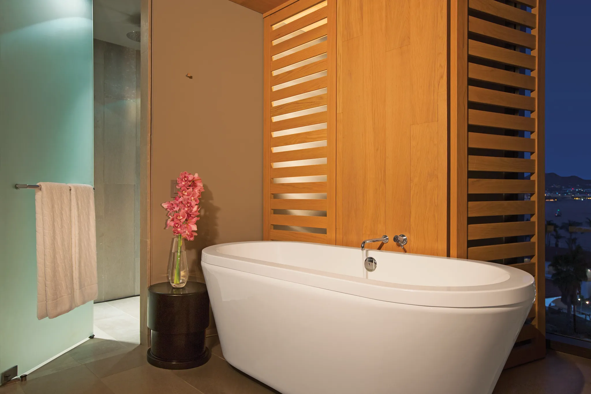 xhale Club Master One Bedroom Suite bathroom